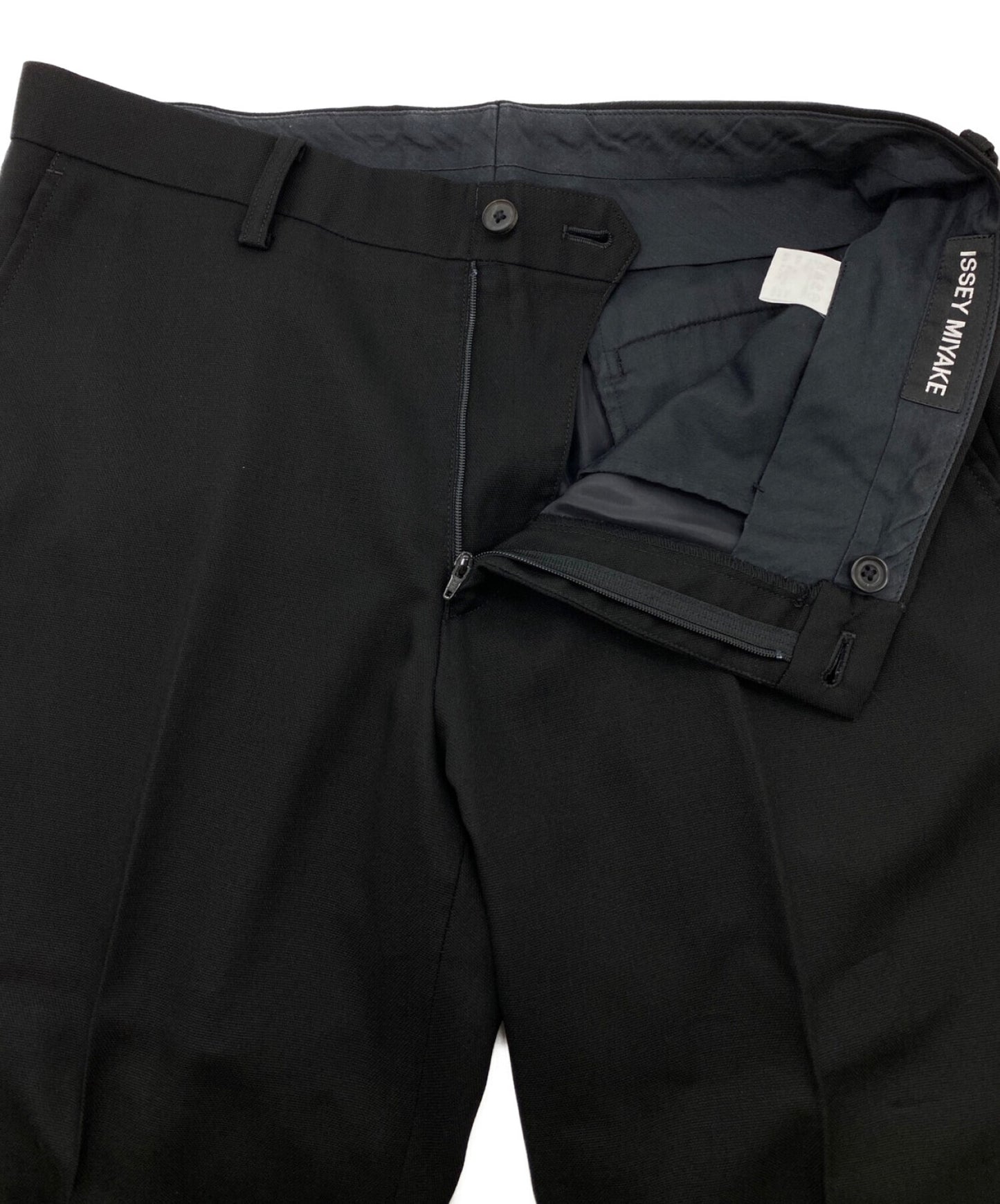 ชุด Issey Miyake ซึ่งสามารถสวมใส่ได้