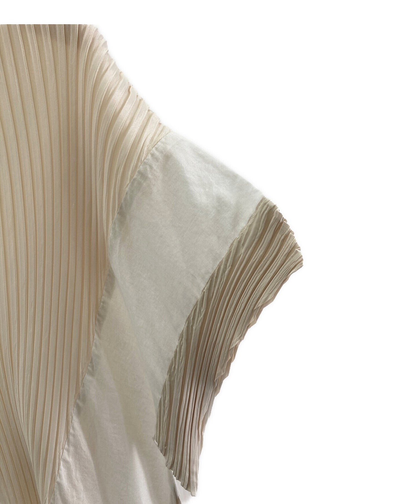 เสื้อออกแบบจีบ Issey Miyake