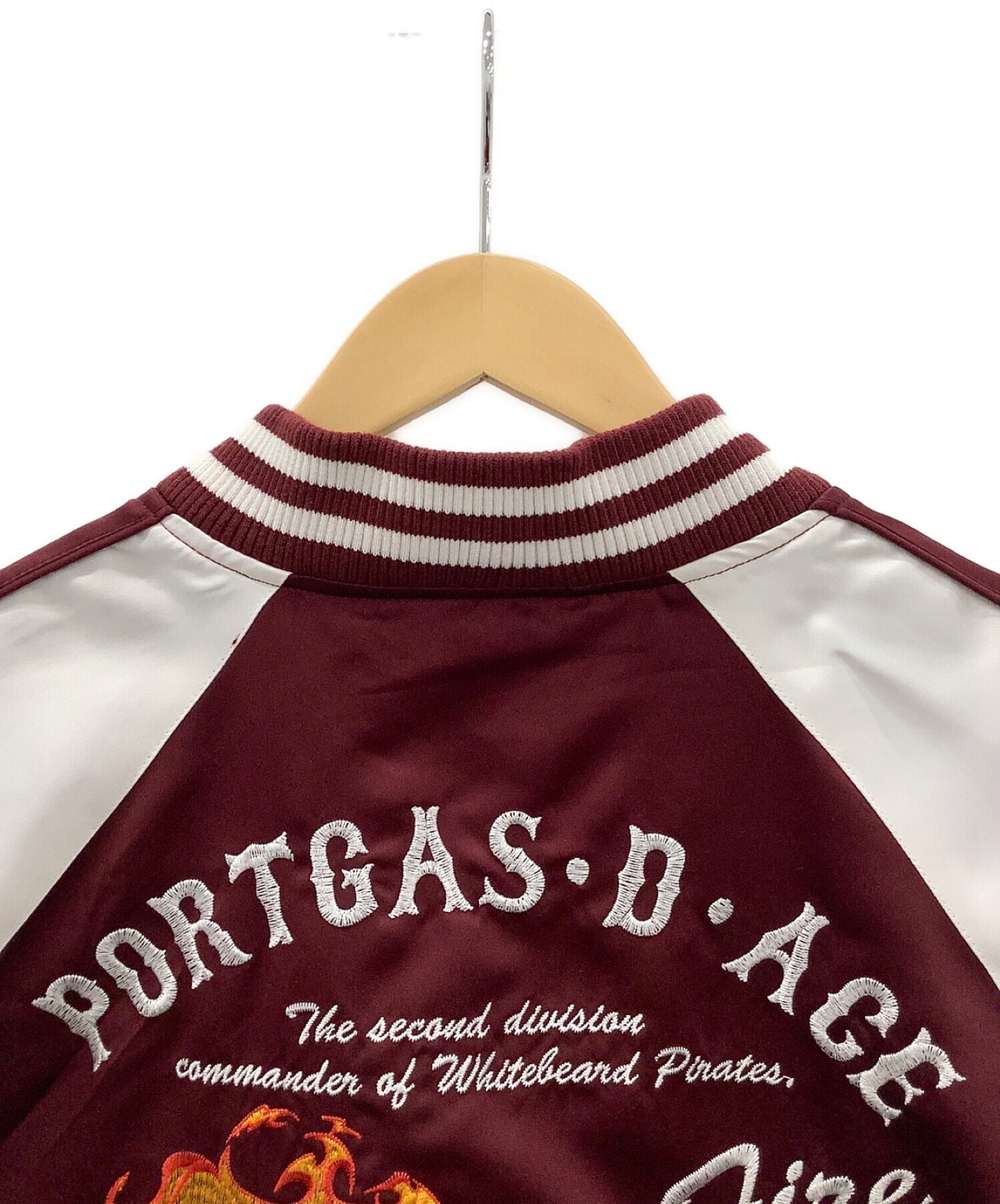 แจ็คเก็ตแจ็คเก็ตของที่ระลึกชิ้นเดียวชิ้นหนึ่ง