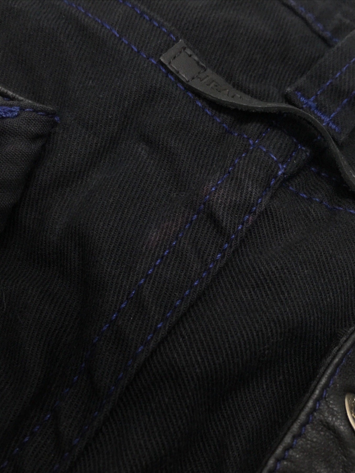 让的保罗·戈特尔(Paul Gaultier)靴子牛仔裤