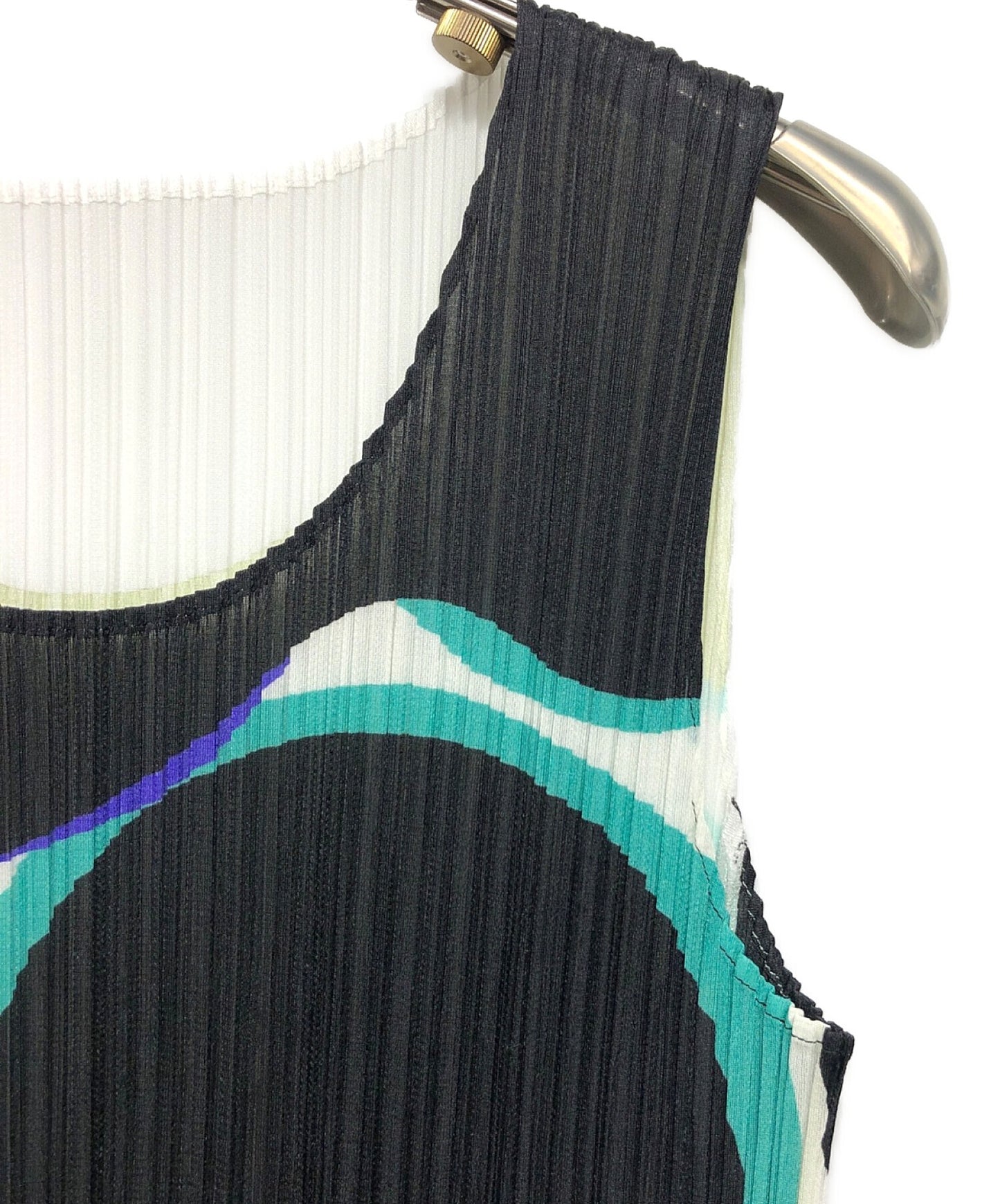 Pleats Please Sleeveless Pleated Cut and Sewn/Pullover PP73-JK781 디자인