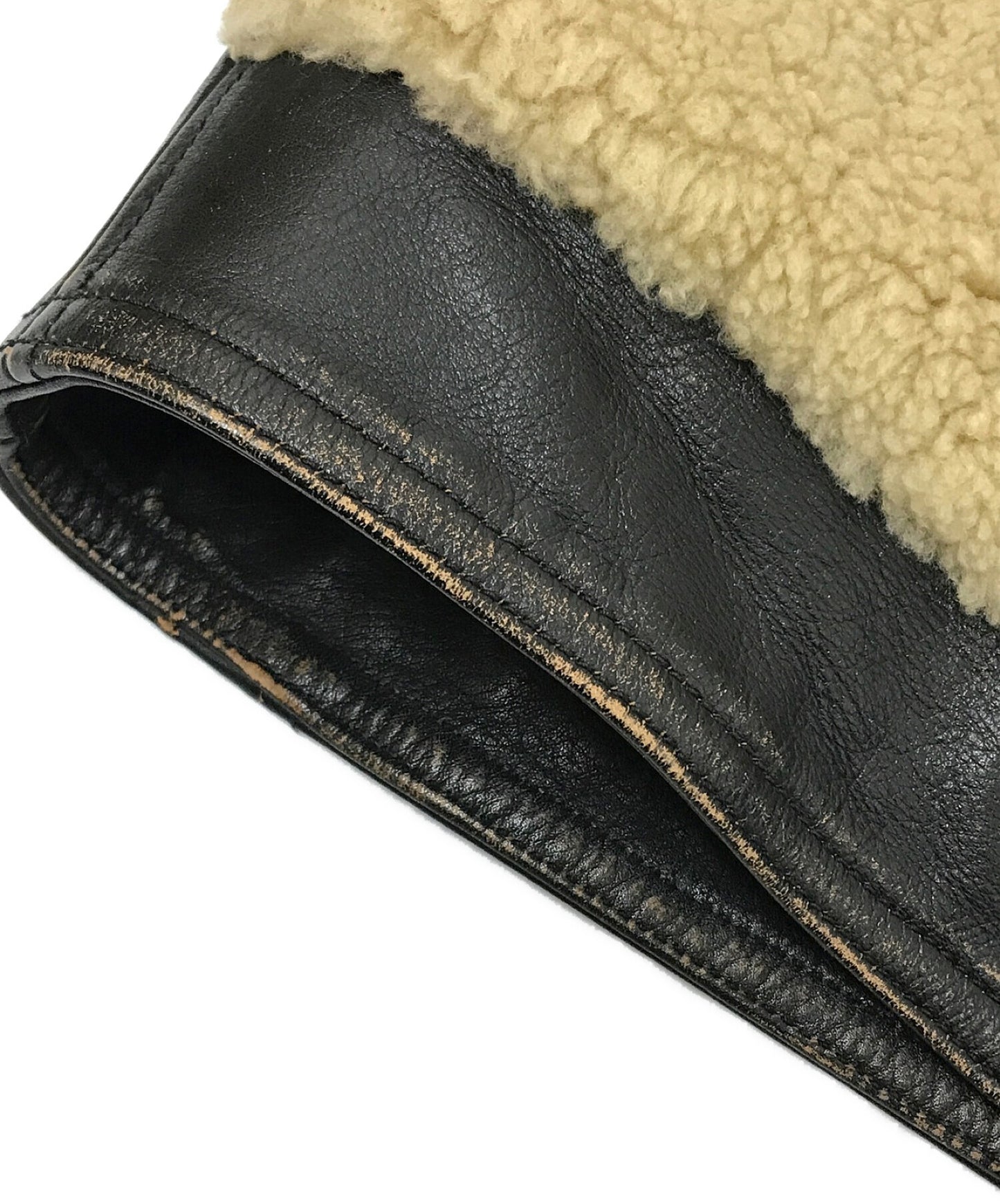 เสื้อแจ็คเก็ต Mouton Grizzly สร้างความเสียหายต่อโบอา