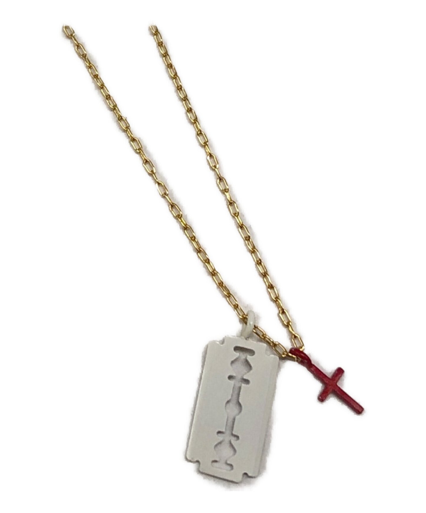 卧底剃须刀和十字银项链