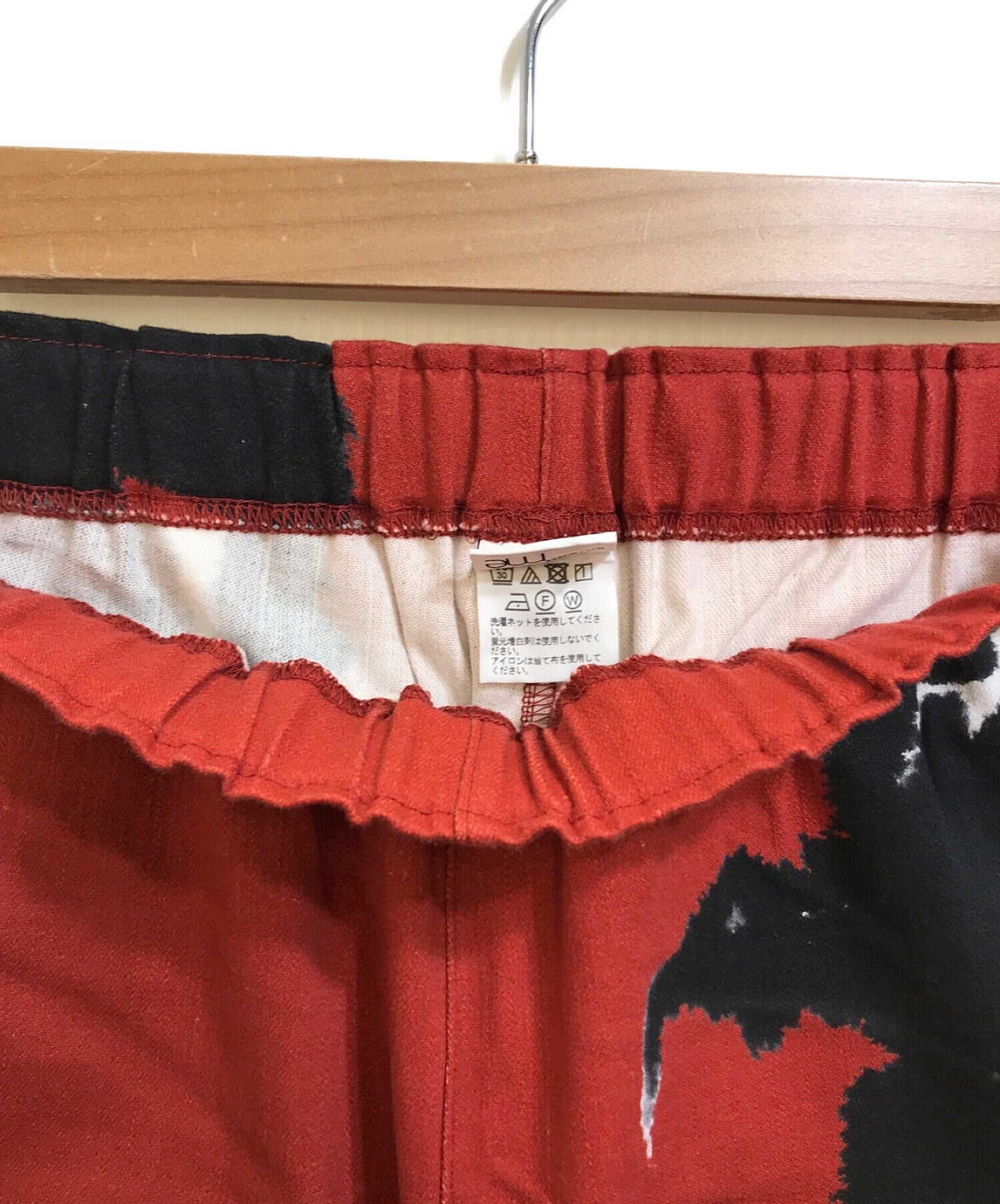 我Issey Miyake裁剪了宽裤子