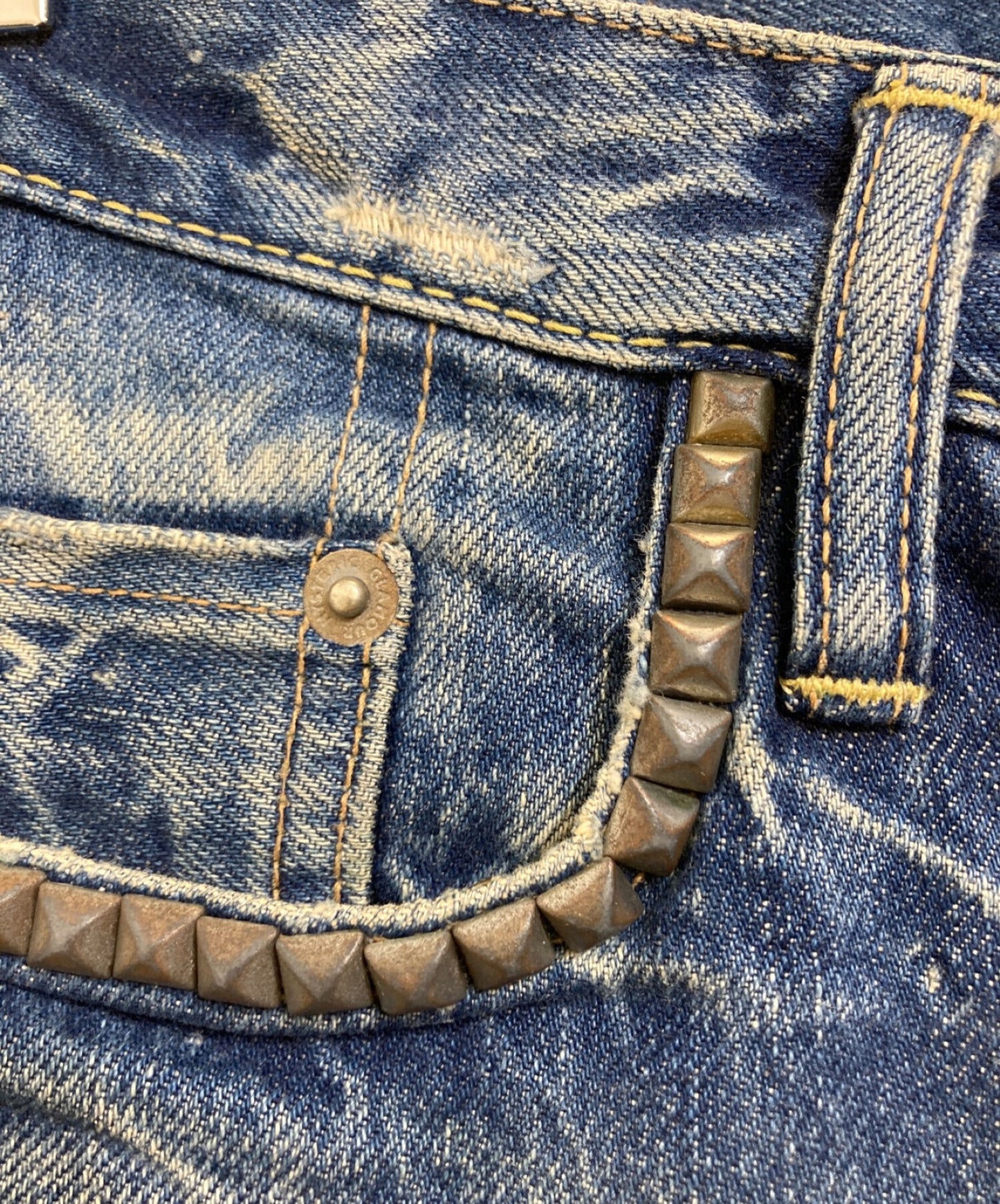 กางเกงยีนส์ที่มีเสน่ห์ของ Hysteric