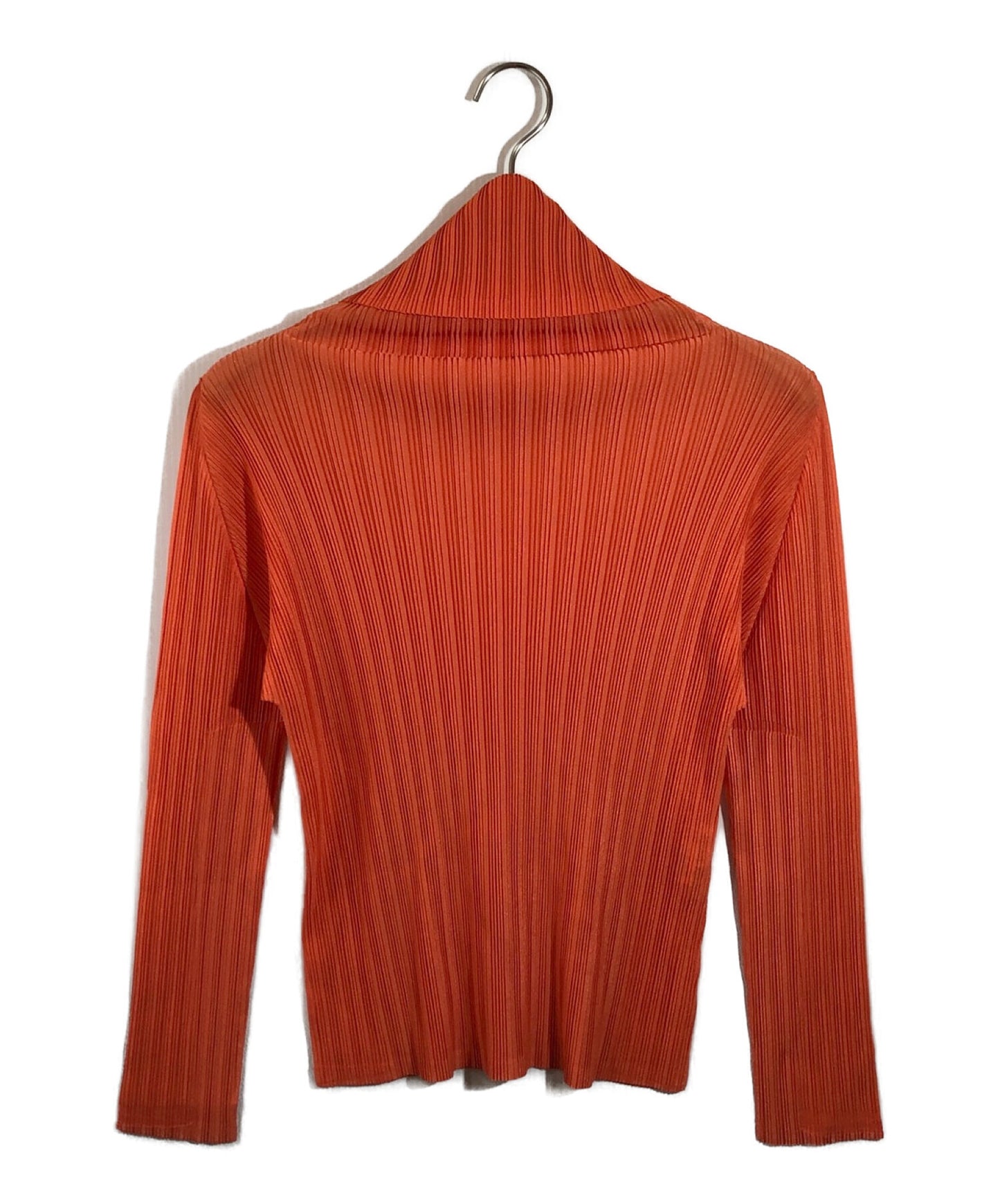 จีบโปรดตัดคอสูงและเย็บ