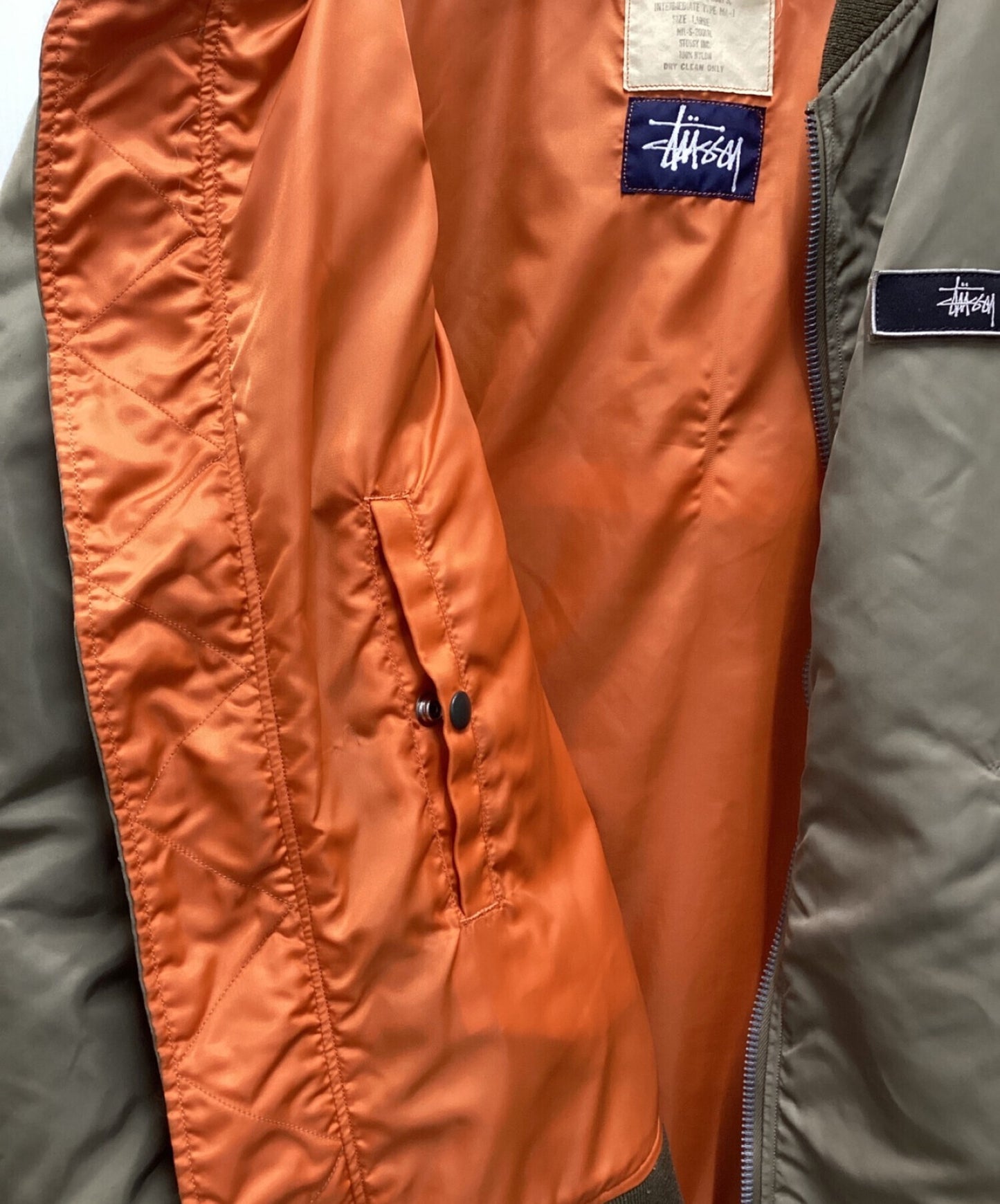 오래된 Stussy MA-1 재킷