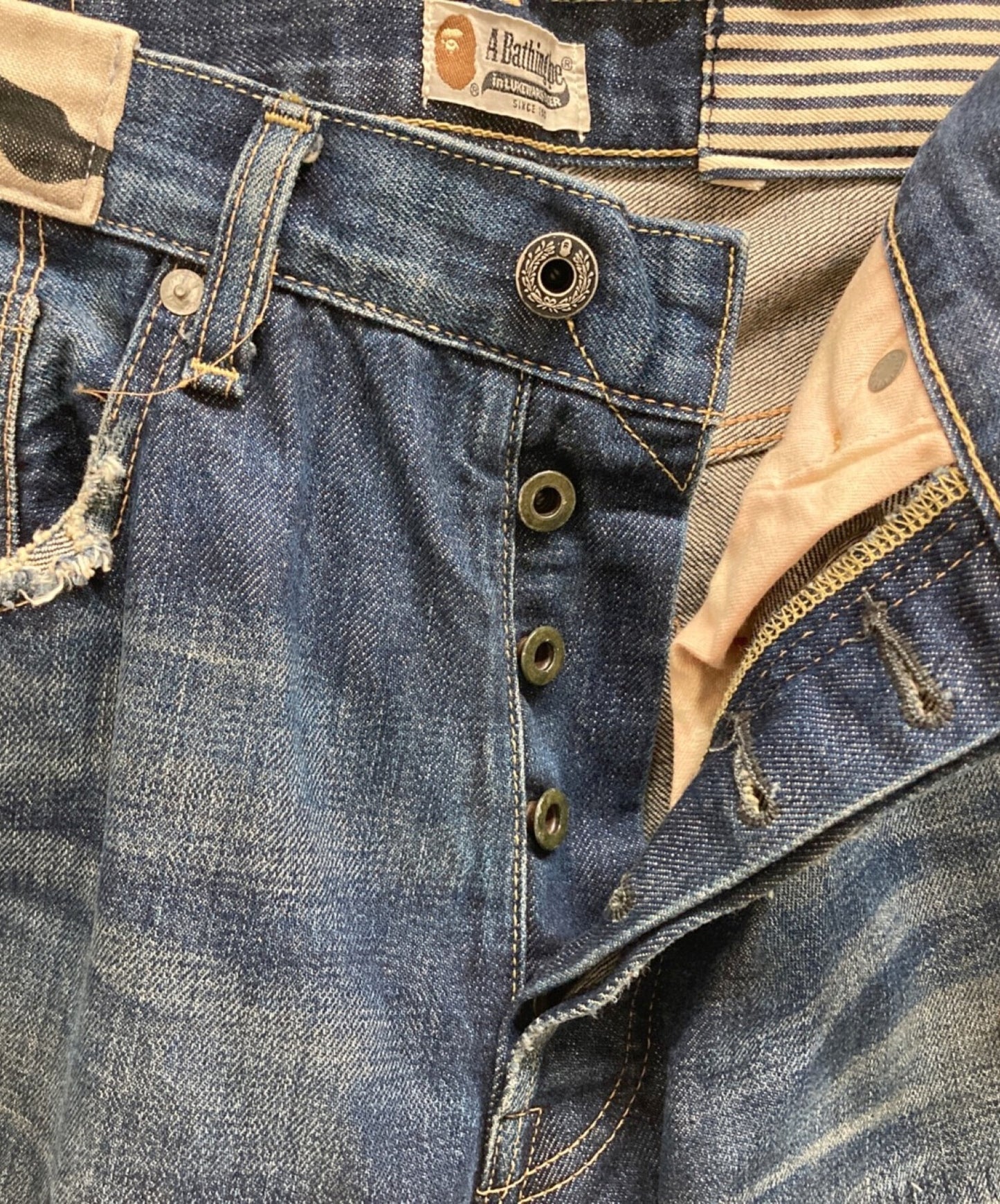 กางเกงยีนส์ที่มีความเสียหาย