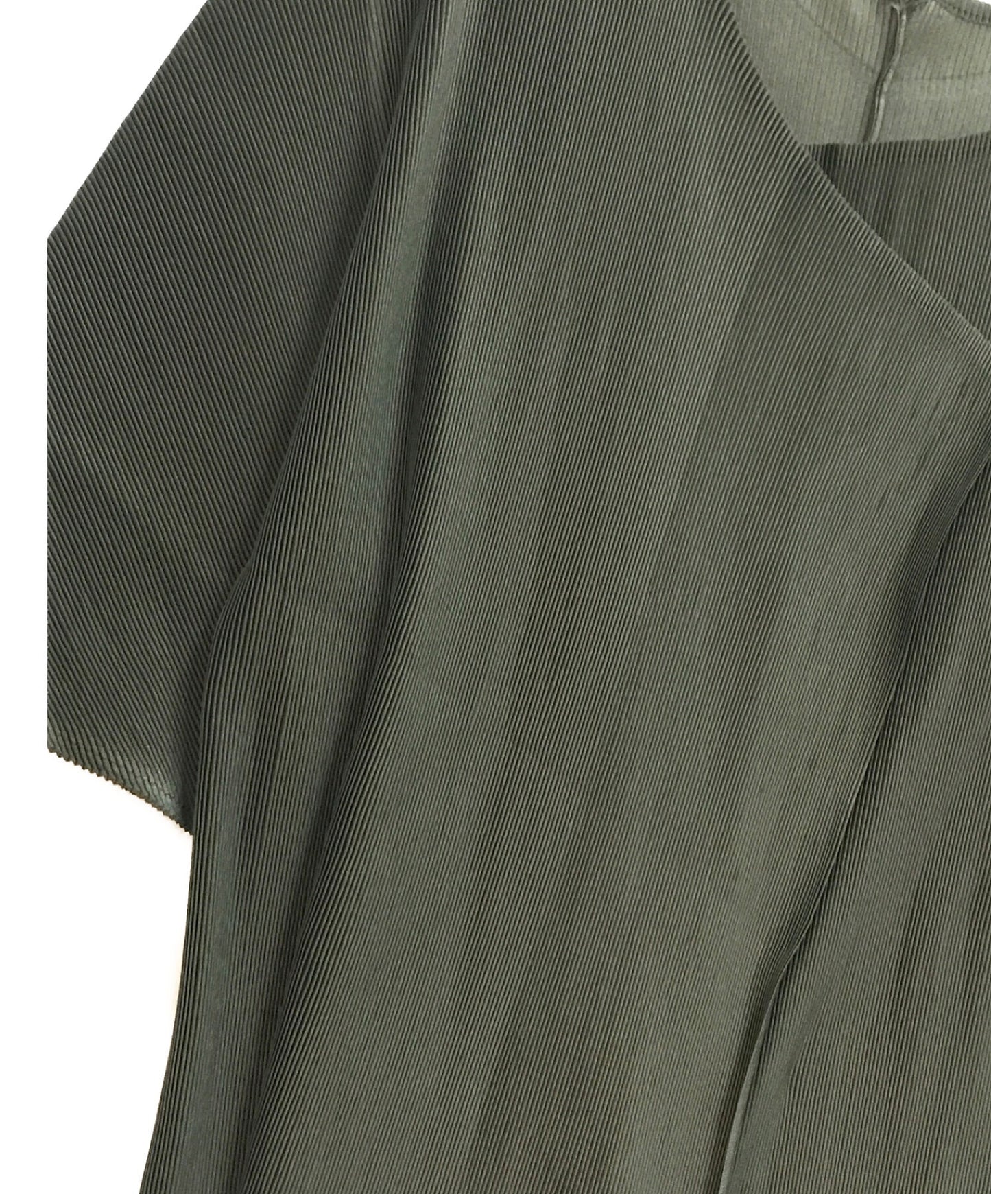 จีบกรุณาตัดเสื้อโค้ตจีบสั้น ๆ และเย็บเสื้อเบลาส์