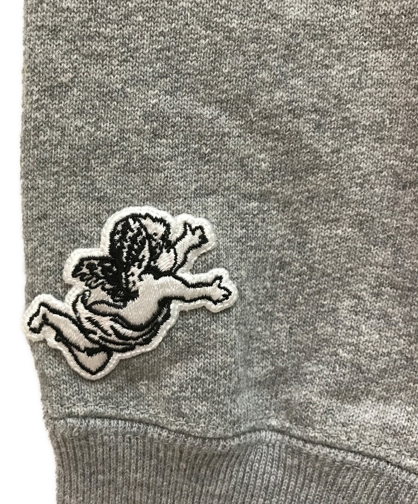 เสื้อสเวตเตอร์ทำงานร่วมกันของมนุษย์ทำ