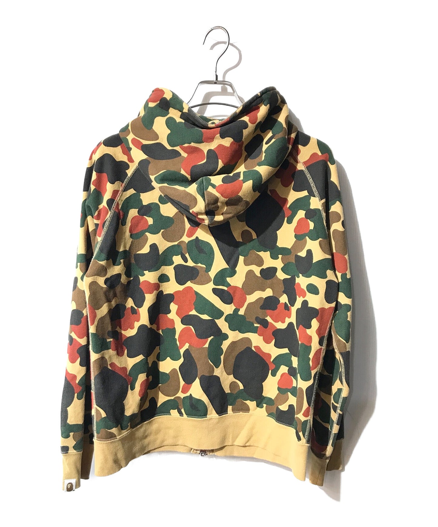 沐浴猿Apeman迷彩完整的jip