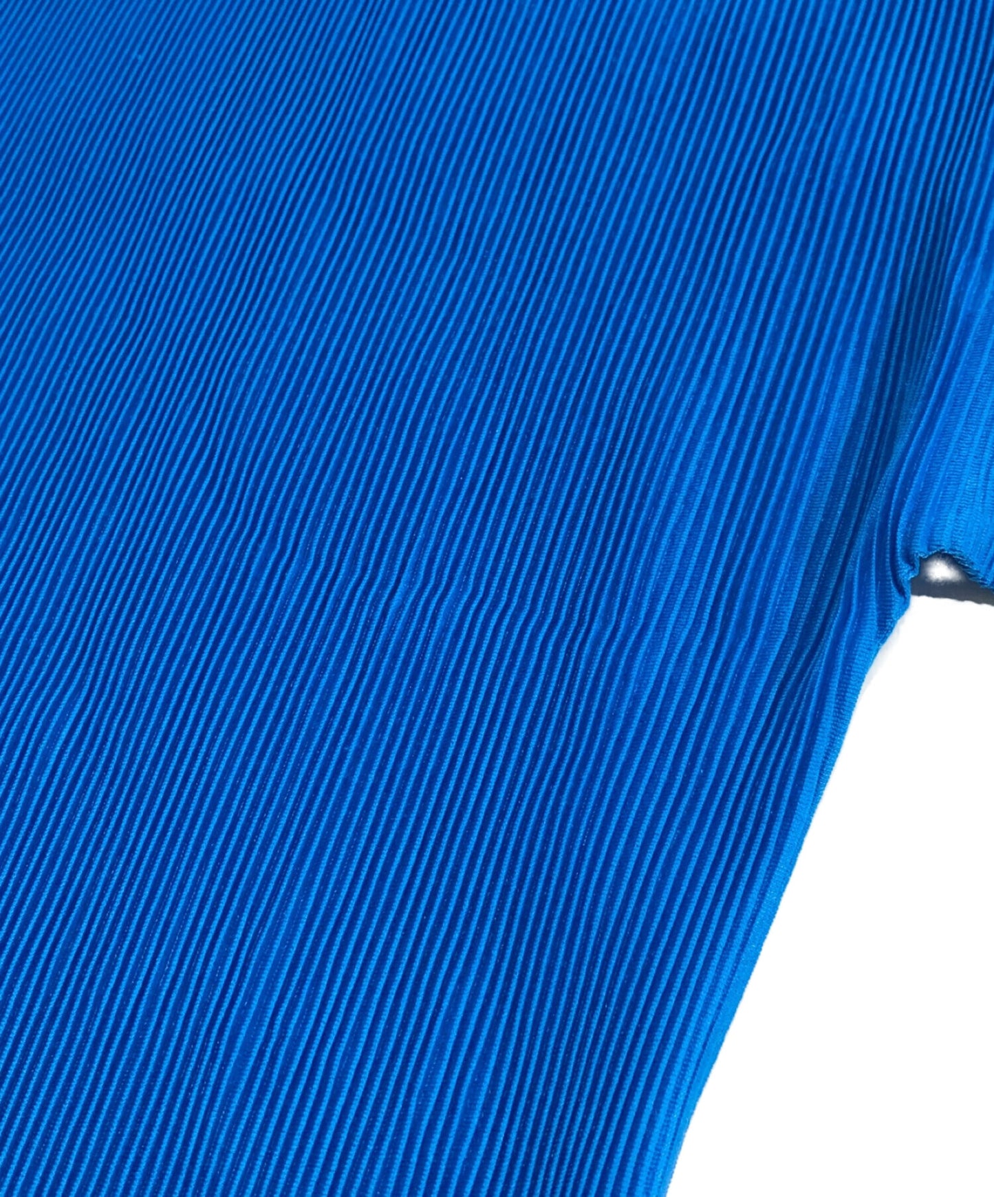 주름은 하이 목을 자르고 꿰매십시오