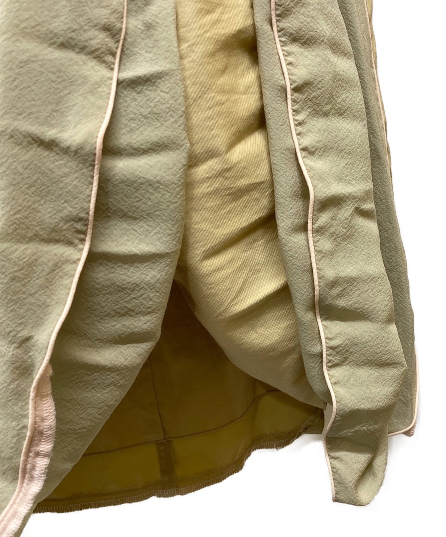 립-씨크 스커트를 비밀리에