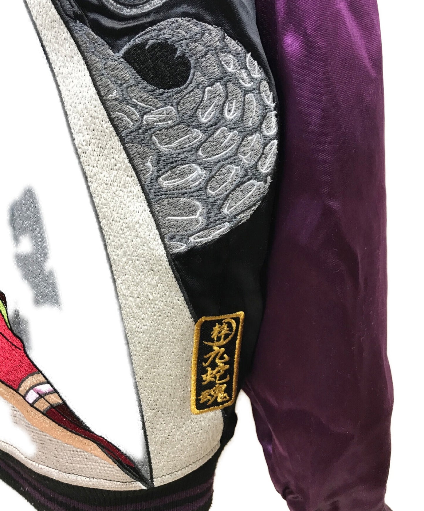 络缎和绣花版的大学外套