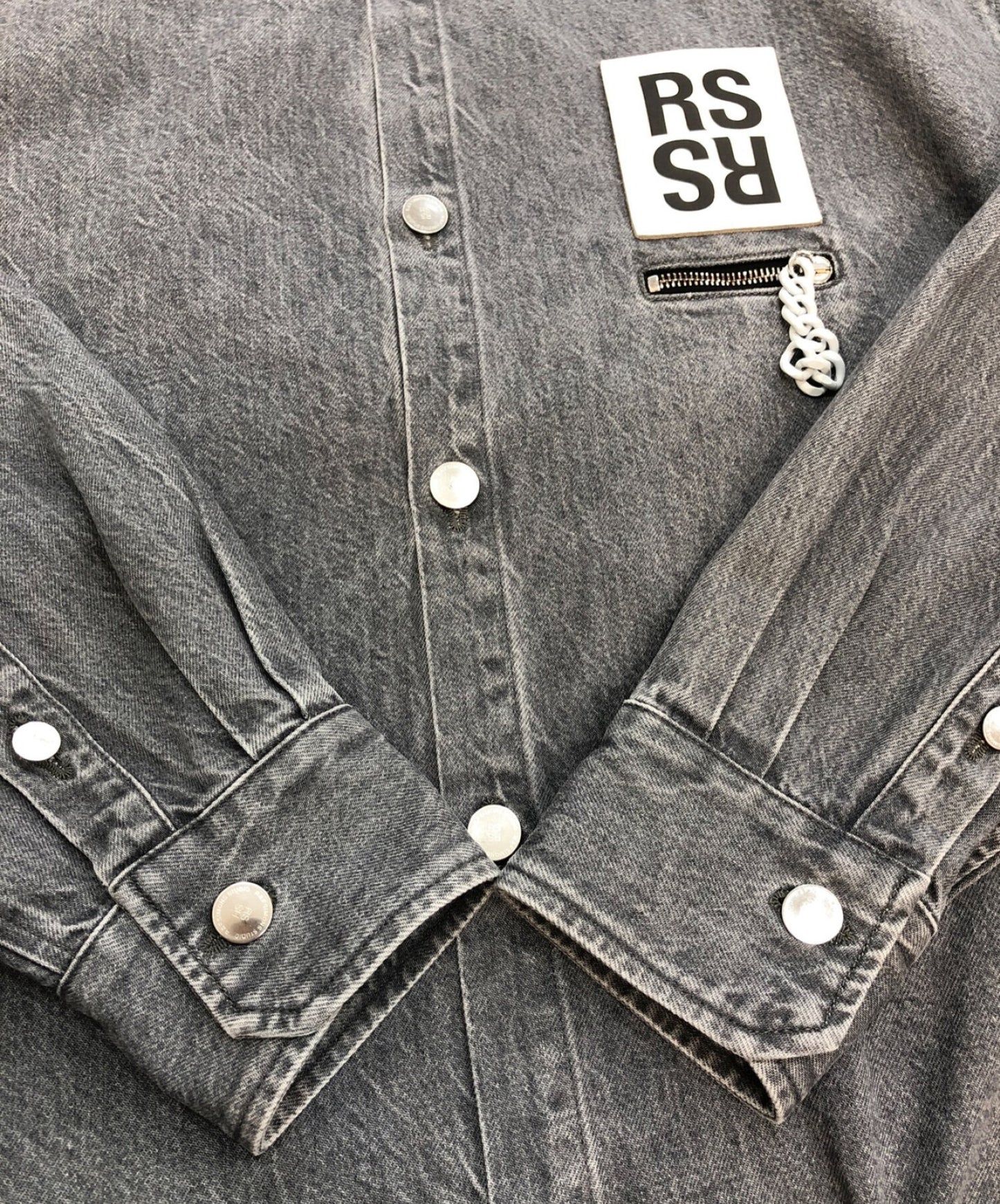 RAF SIMONS 20AW BIG FIT DENIM SHIRS BLACK을 ZIPPER 주머니에 넣습니다.