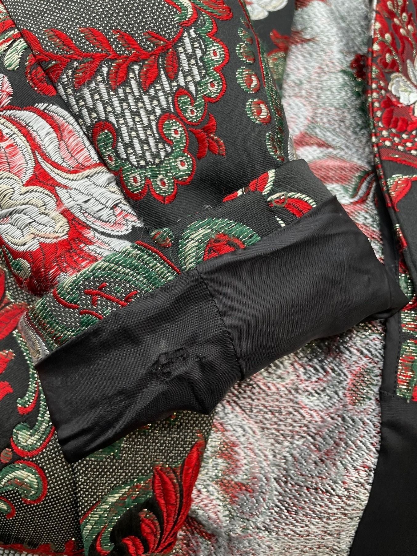 Comme des Garcons Homme加上在深色刺绣长外套AD2019中找到美丽