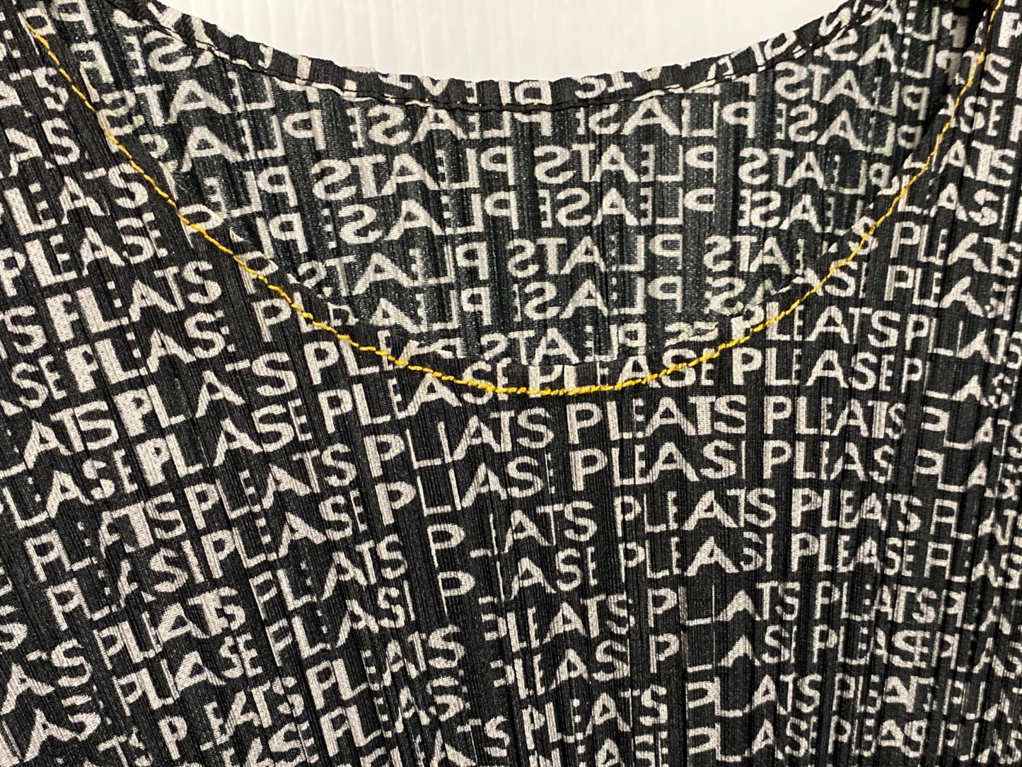 [Pre-owned] PLEATS PLEASE Logo-printed short-sleeved cut and sewn