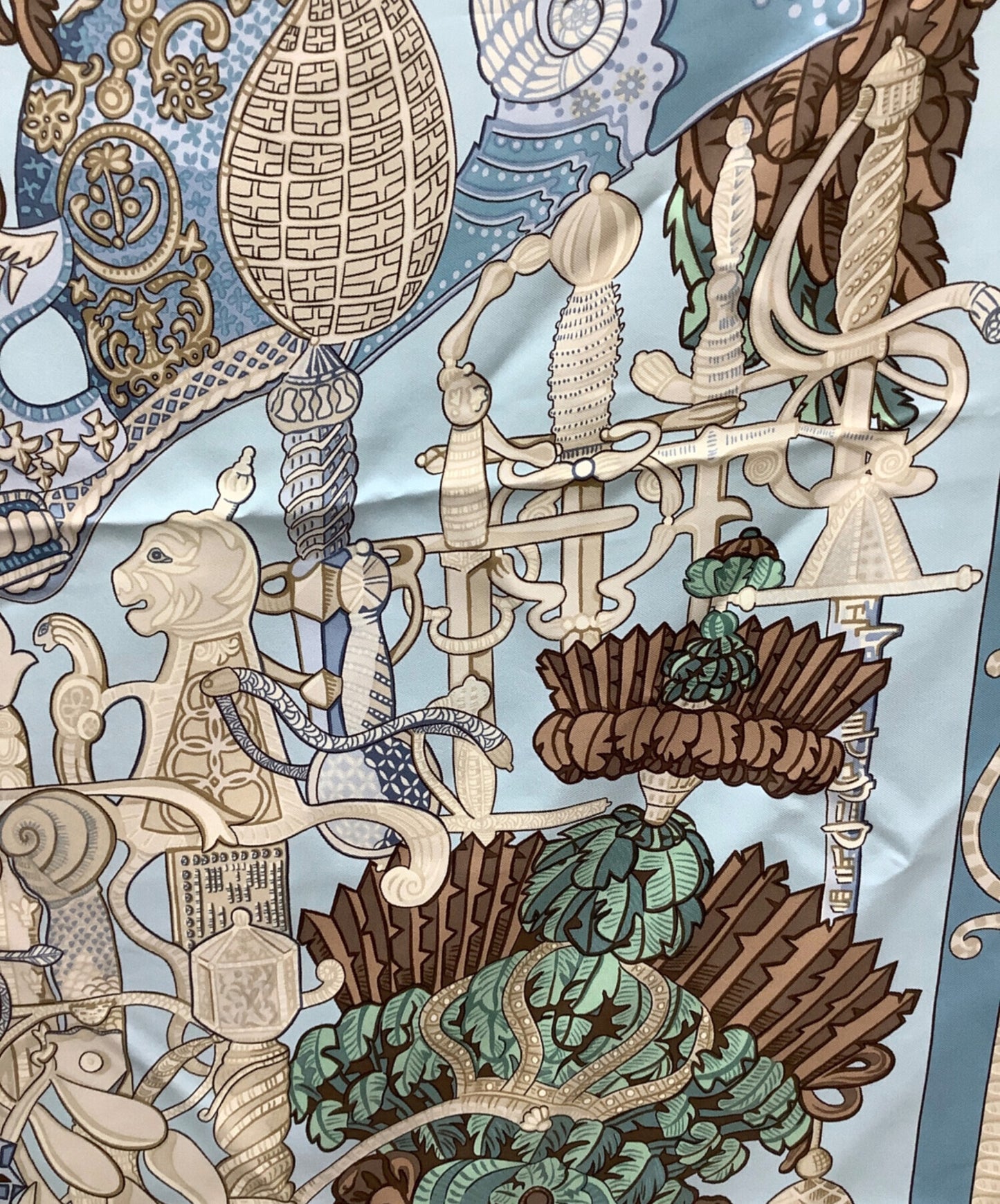 [Pre-owned] HERMES Silk scarf Carré 90, cavalry helmet with feather decoration