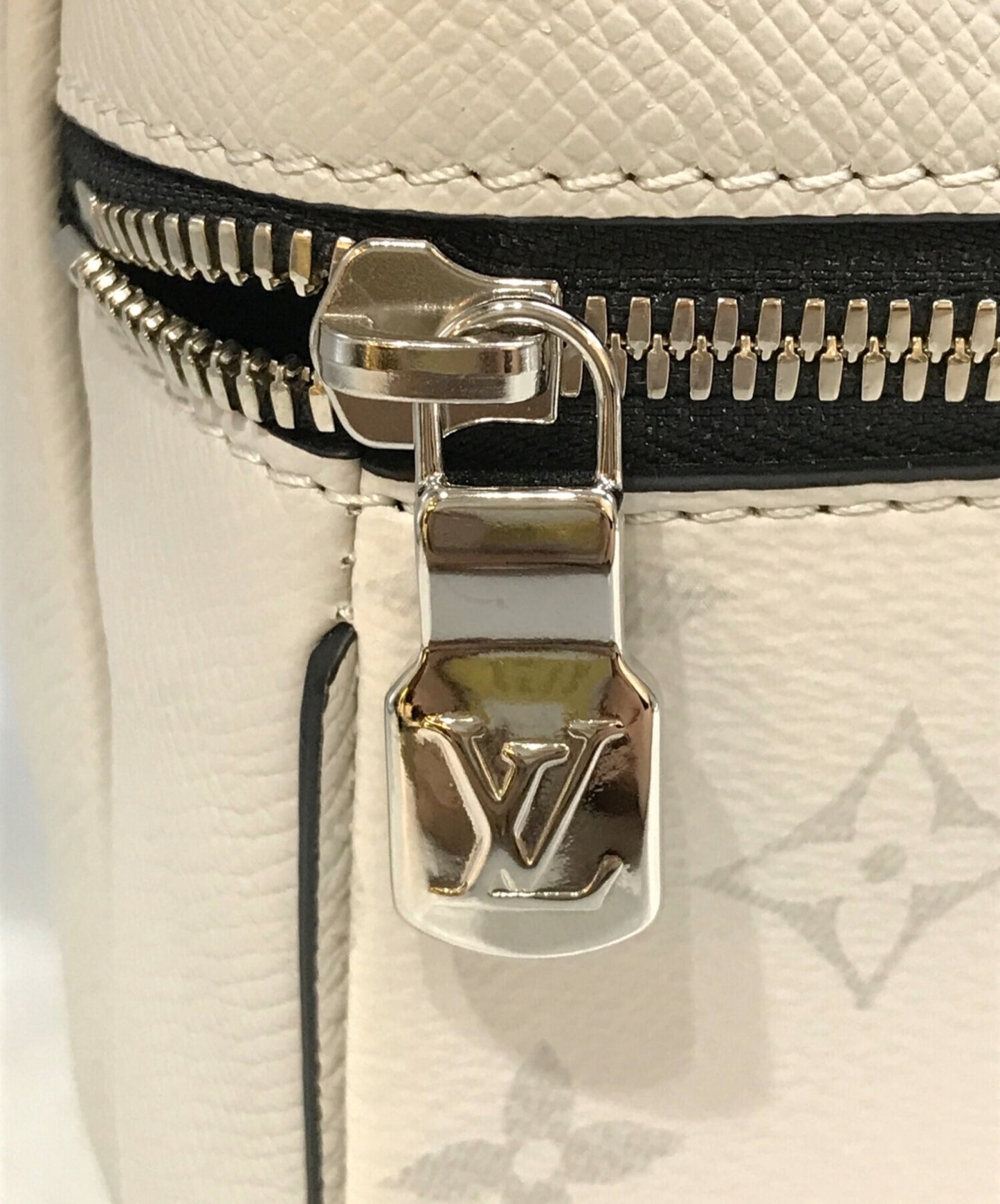 [Pre-owned] LOUIS VUITTON Taiga Llama Bum Bag Outdoor M30243 M30243