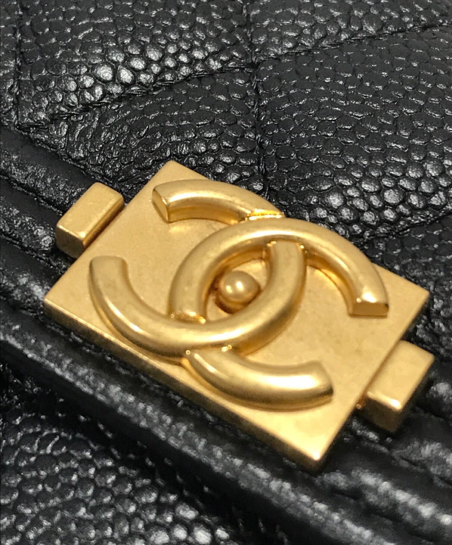 [Pre-owned] CHANEL Boy Chanel caviar skin shoulder wallet AP2206