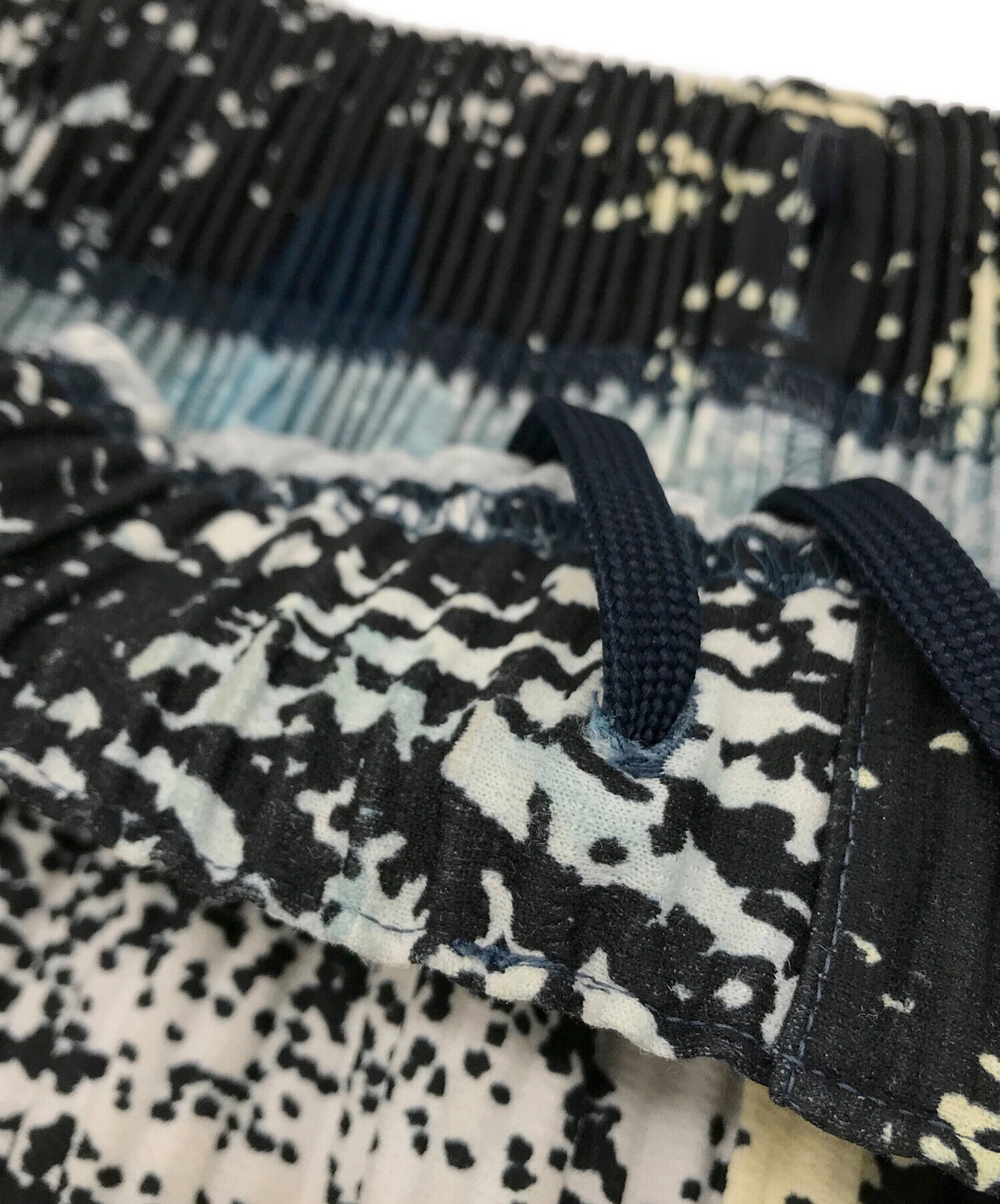 [Pre-owned] HOMME PLISSE ISSEY MIYAKE pleated pants with a full pattern HP81JF162