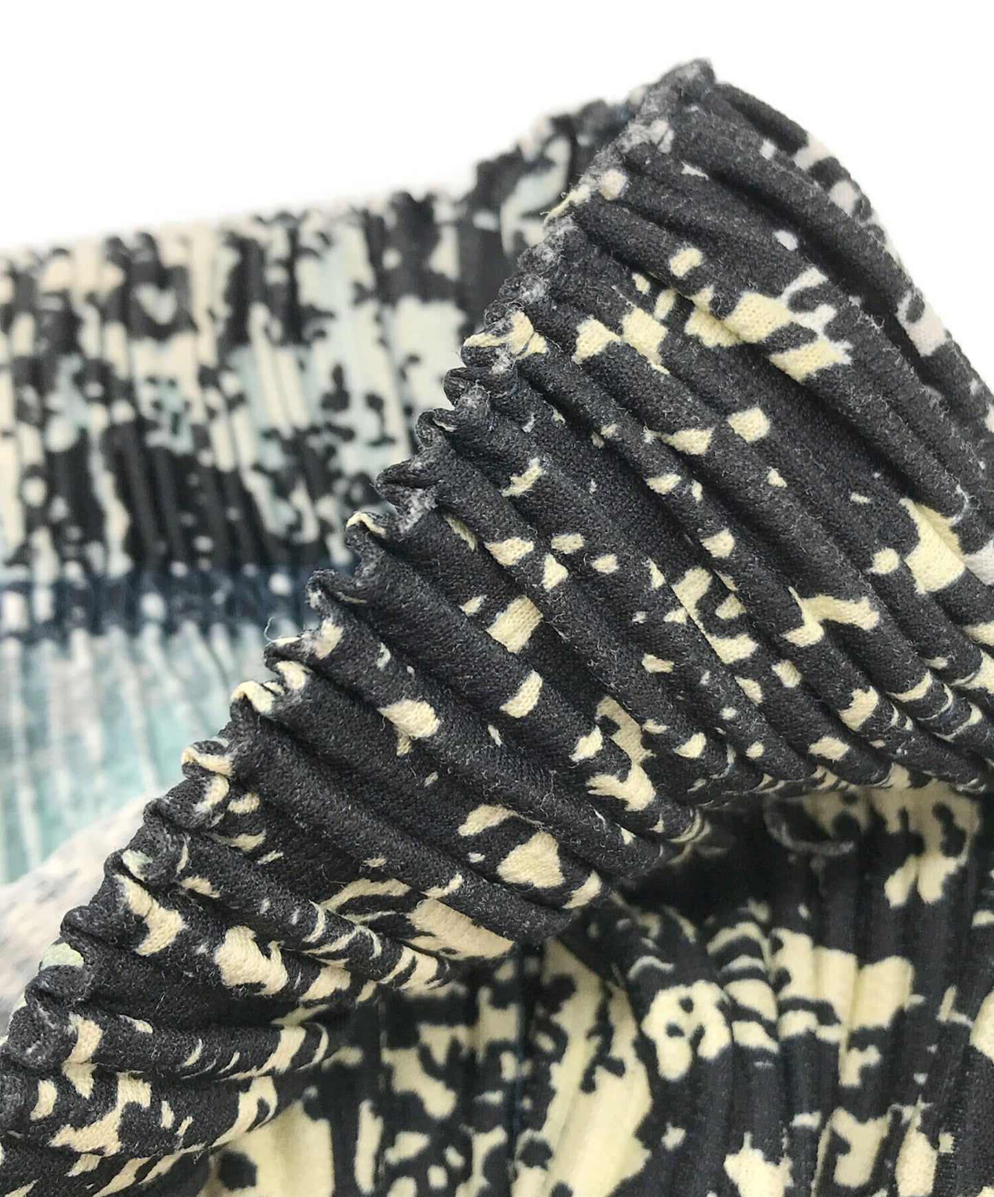 [Pre-owned] HOMME PLISSE ISSEY MIYAKE pleated pants with a full pattern HP81JF162