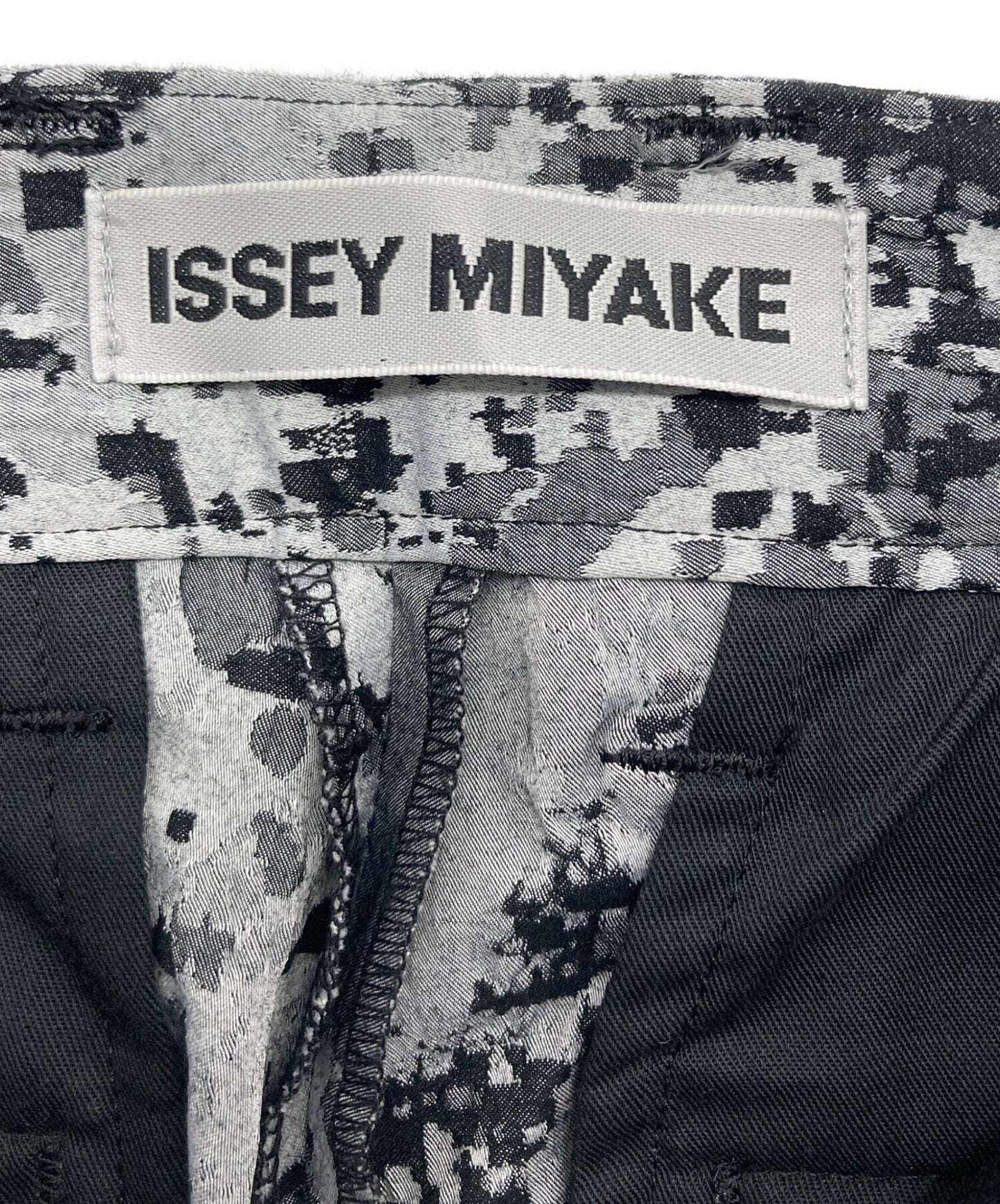 [Pre-owned] ISSEY MIYAKE 3D Pattern Graphic Wrinkled-Effect Pants IM11FF063