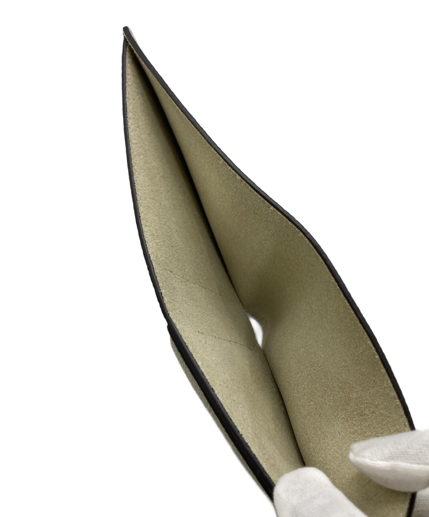 [Pre-owned] GUCCI Bifold wallet with embossed logo 658681