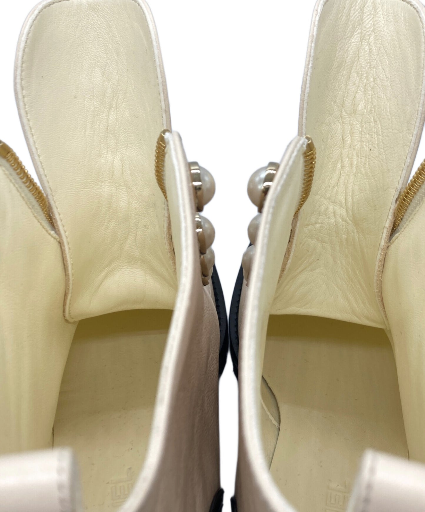 [Pre-owned] CHANEL Coco mark leather and patent short boots G45183