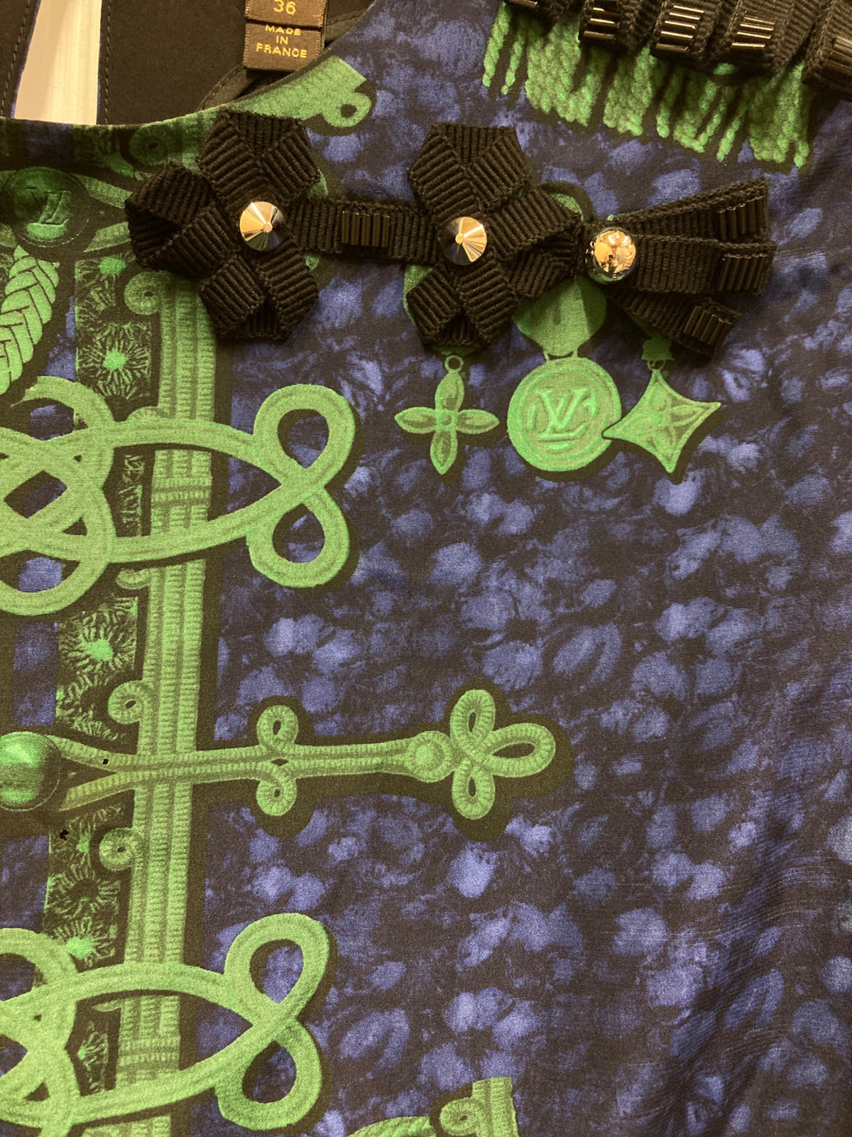 [Pre-owned] LOUIS VUITTON Napoleon-Print Silk Blouse with Studs RW122A F2BB06SB0