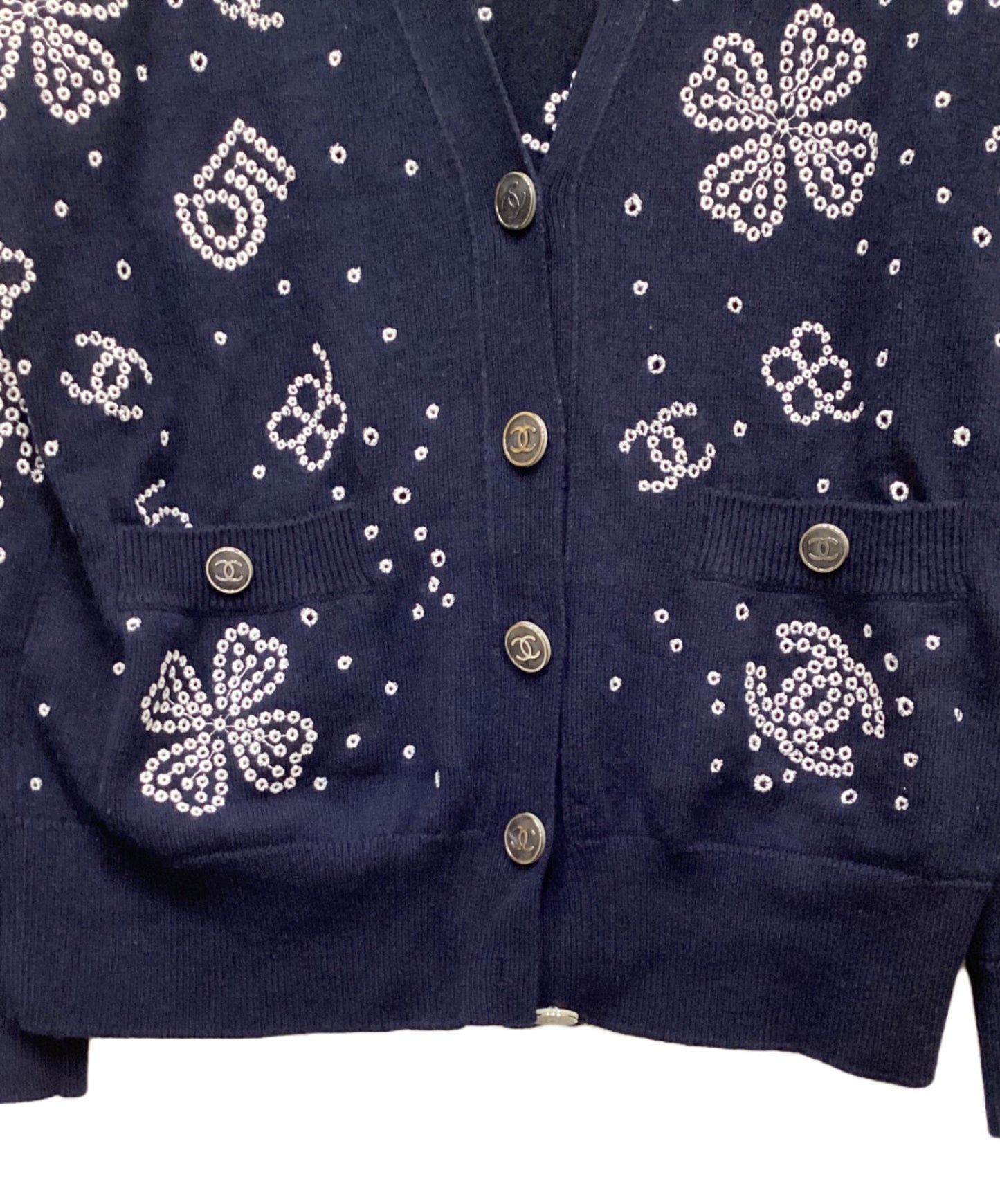 [Pre-owned] CHANEL Clover & Coco Mark Embroidered Knit Cardigan P74363K10710