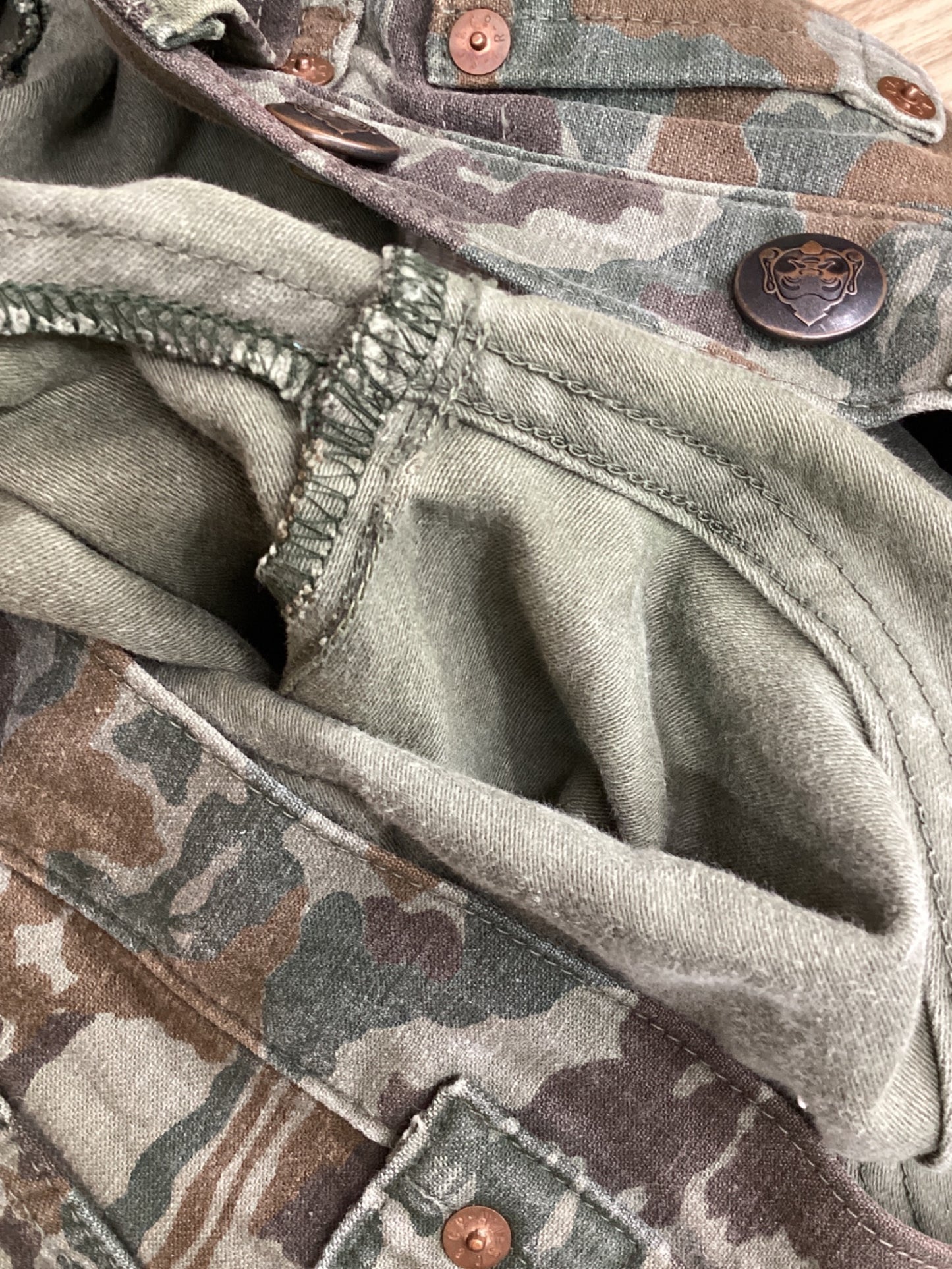 [Pre-owned] EVISU Seagull Paint Camouflage Pattern Pants 2536