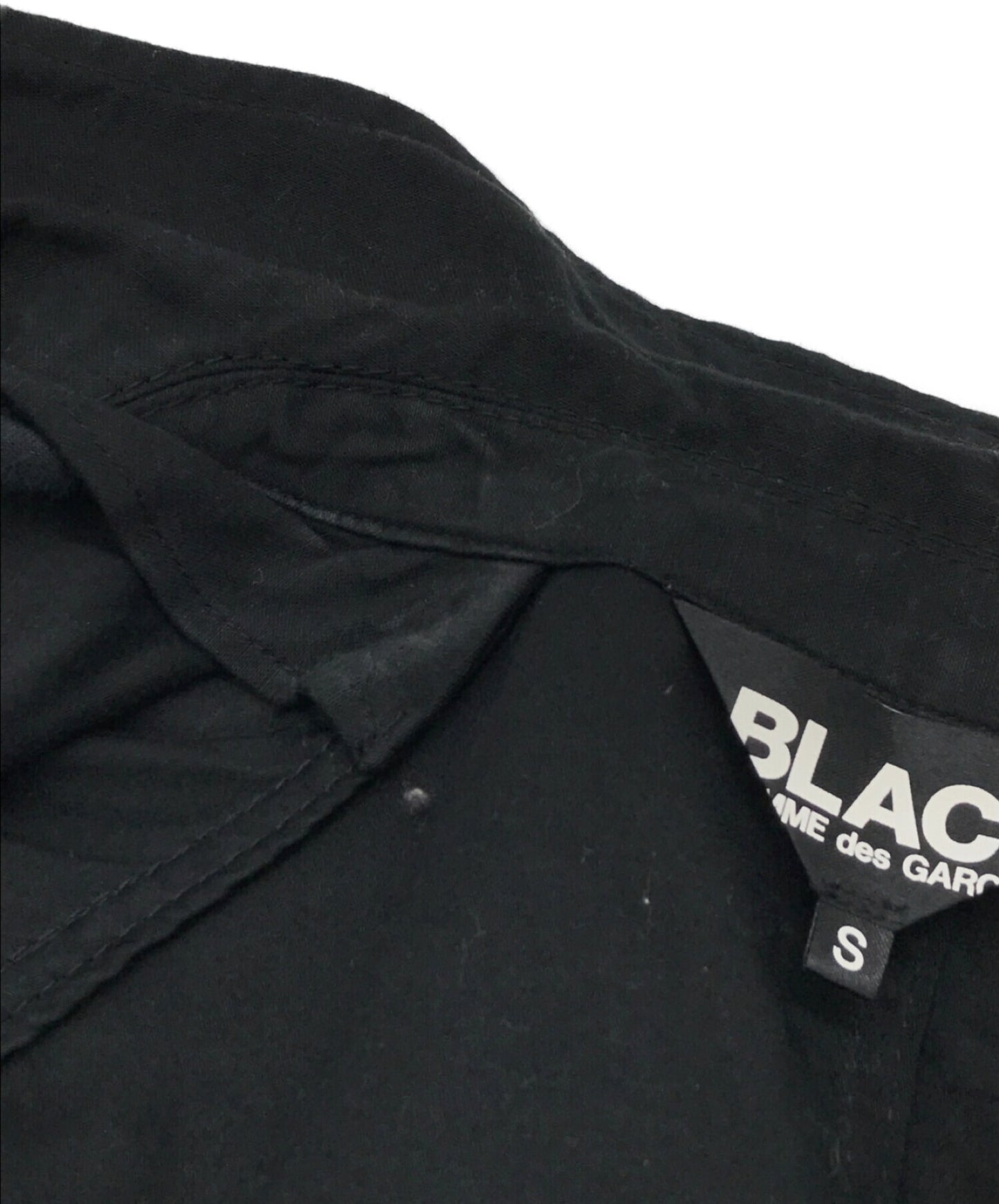 Black Comme Des Garcons는 재킷 1C-J015에 맞춰져 있습니다