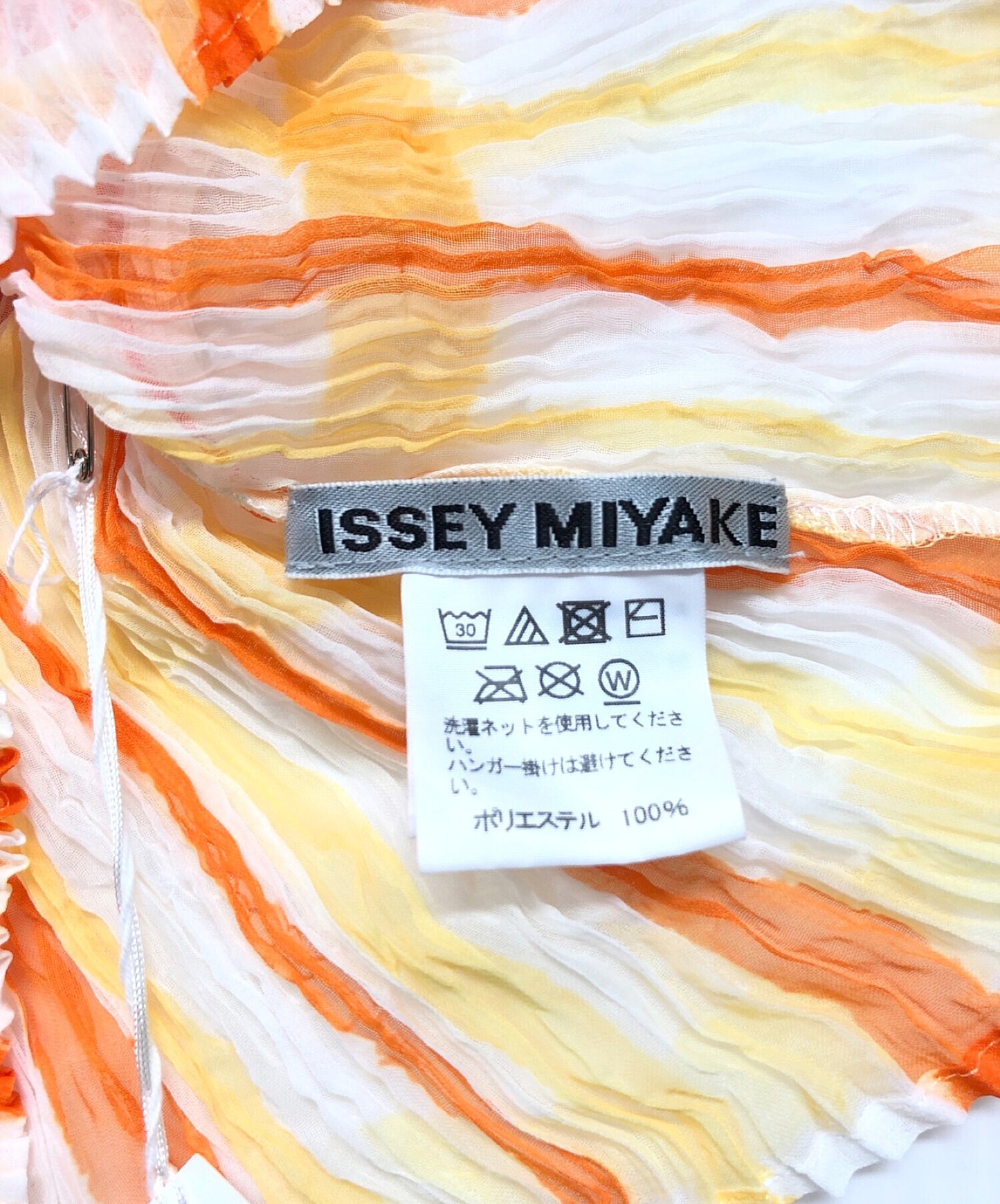 Issey Miyake百褶的高脖子切割和縫製IM12FJ638