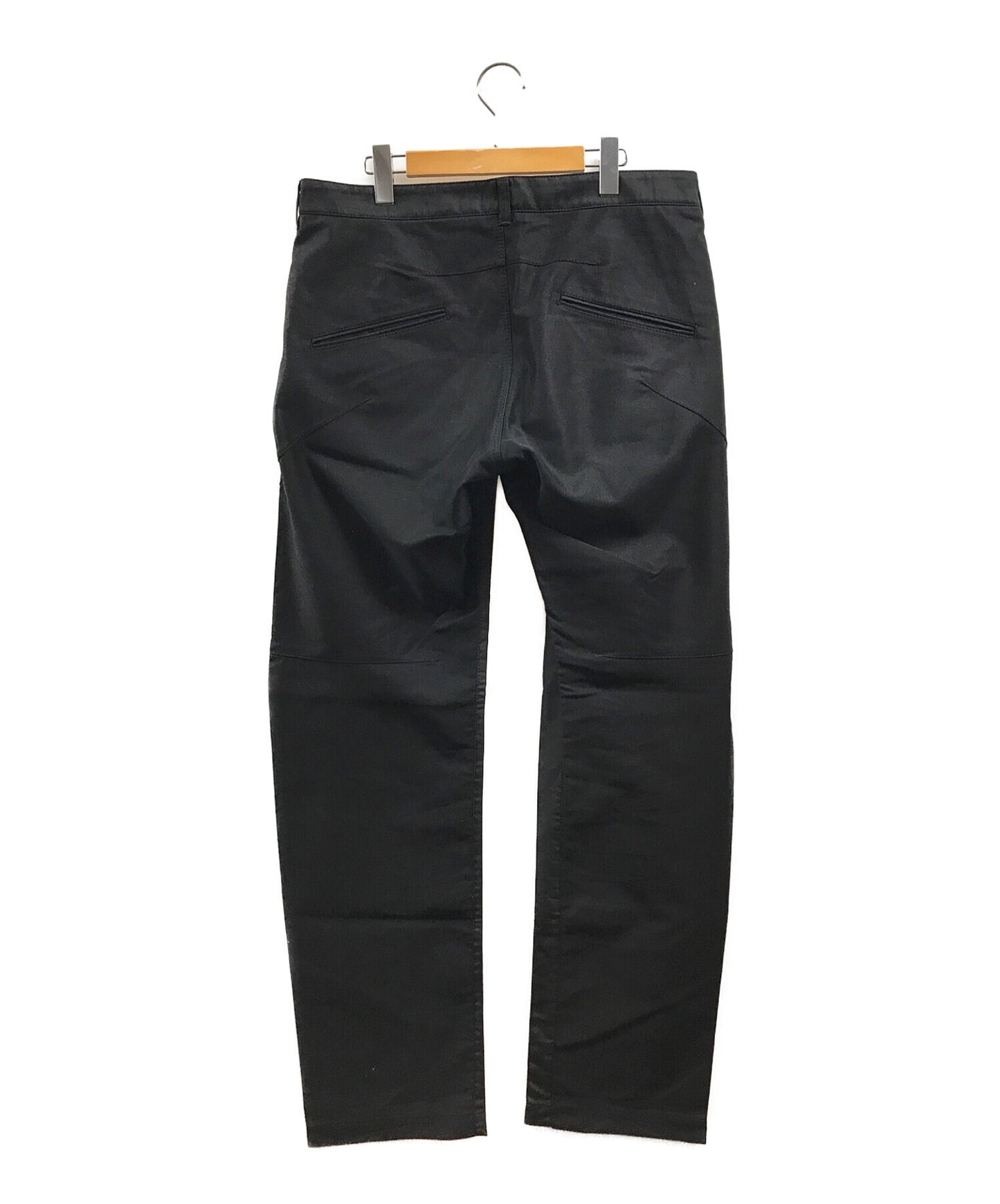 Issey Miyake裤子在两侧的颜色不同ME13FF068
