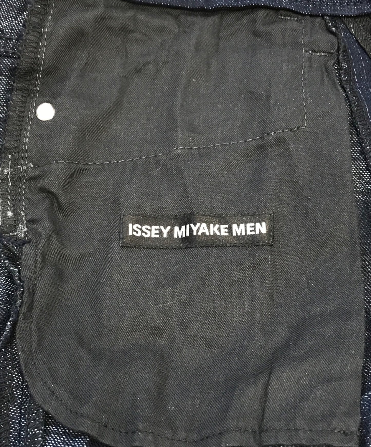 Issey Miyake男子拥有Crinkle-effect牛仔裤ME43FF141