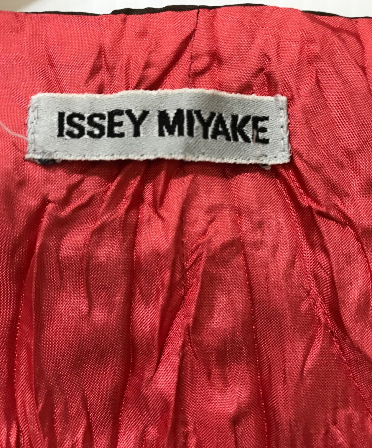 Issey Miyake เสื้อกั๊กจีบ