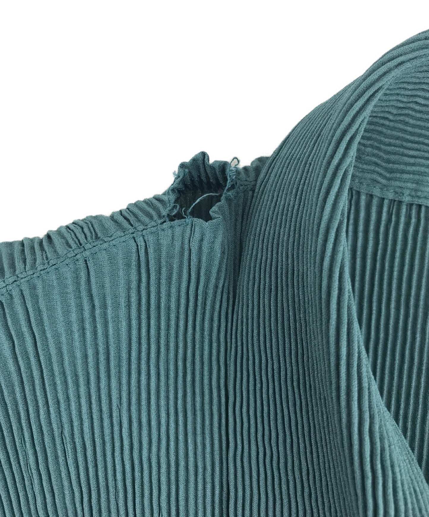 Issey Miyake长褶的开衫与圆形盖章IM84-FJ919