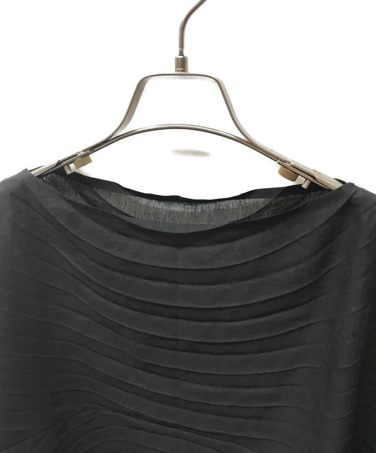 me ISSEY MIYAKE Pleated wide blouse