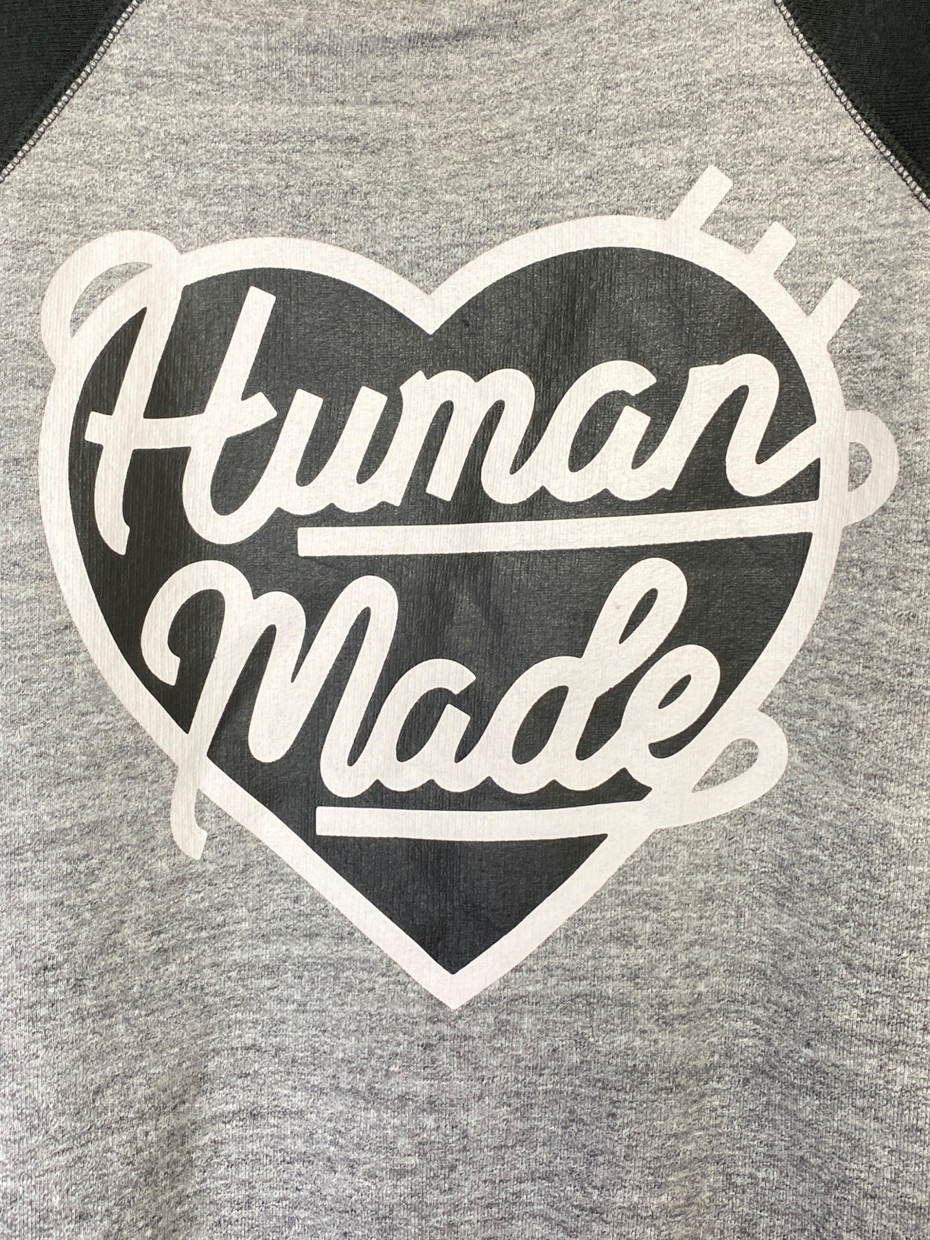 인간은 심장 스웨트 셔츠를 만들었습니다